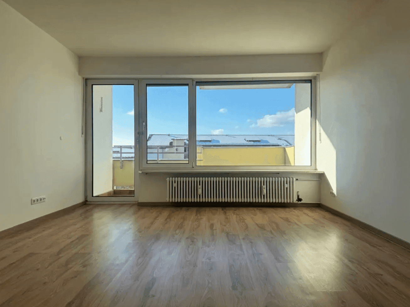 Hoch hinaus in Germering: Renovierte 3-Zimmer-Wohnung mit Sonnenbalkon und Weitblick – Bild 1 von 11